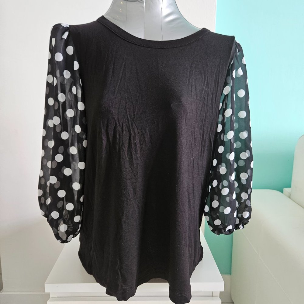 KIM & CAMI Women’s Black  Top with White Polka Dot Sleeves. Sz M.